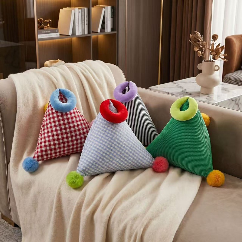 Home Textiles & Decorations - Coussin décoratif en forme de triangle